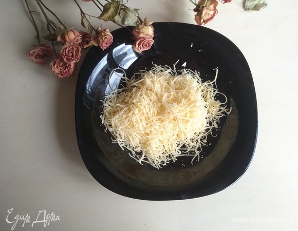 На мелкой терке трем сыр.