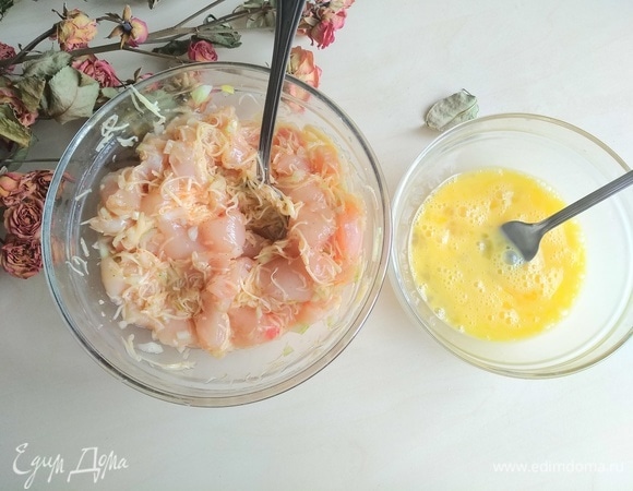 Перемешиваем, в отдельной посуде взбиваем крупное яйцо.