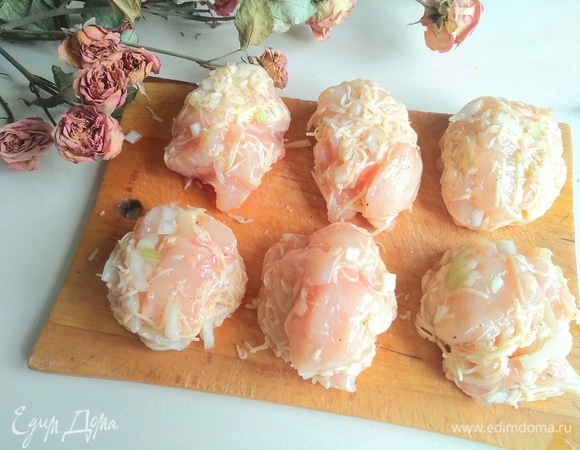 Формируем небольшие котлеты.