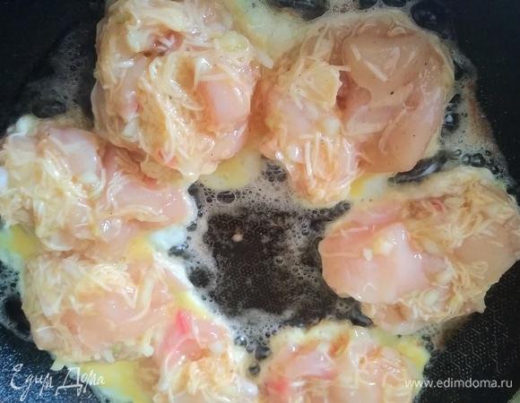 Выкладываем на разогретую сковороду.