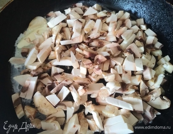 Разогреваем на сковороде кусочек сливочного масла, отправляем туда грибы, обжариваем.