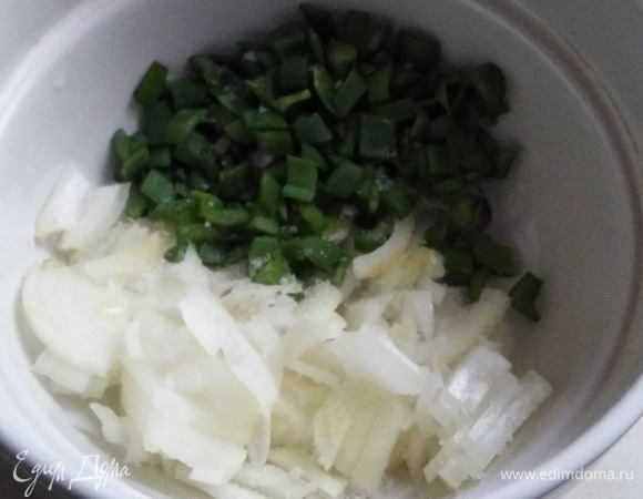 Лук нарезать, посолить, подавить толкушкой до выделения сока (бабушка мне делала только с репчатым луком).