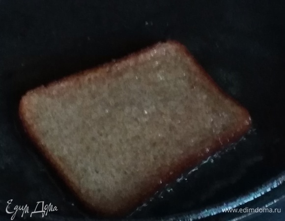 Хлеб немного обжарить на растительном масле. Корочку натереть чесноком. Нарезать на кусочки (подавалось просто с черствым черным хлебом, покрошенным в тарелку, и заливалось растительным маслом).