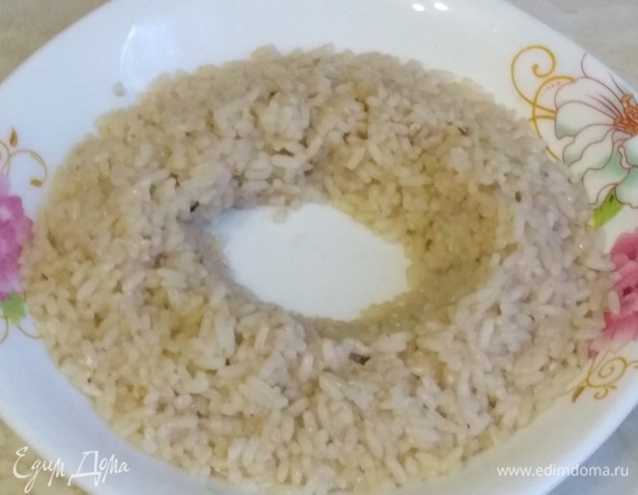 Полстакана промытого риса залить стаканом холодной воды. Туда же добавить жидкость из банки с рыбными консервами. Сварить рис на медленном огне до готовности. Если надо, посолить.