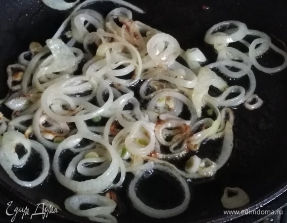 Луковицу нарезать и обжарить на растительном масле.