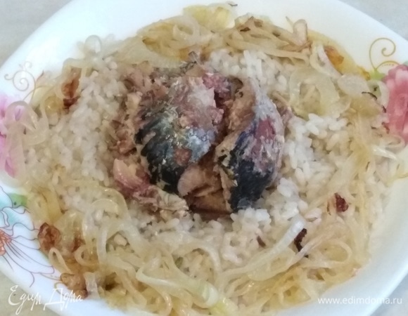 В блюдо выложить отваренный рис. В середину выложить рыбу и добавить обжаренный лук. Приятного аппетита!