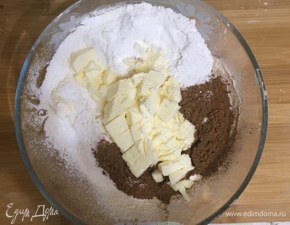 В миску просеять муку, соль, разрыхлитель, какао-порошок, сахарную пудру и перемешать.