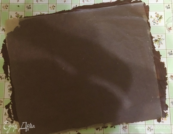 Затем раскатайте тесто в пласт толщиной 0,3–0,4 см. Удобно это делать между двумя листами пергамента.