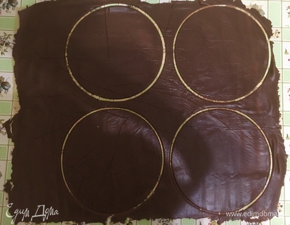 Вырежьте коржи диаметром 18 см. Уберите излишки теста, снова раскатайте и вырежьте коржи. У меня получилось 11 тоненьких коржей. Наколите их вилкой и уберите в морозильную камеру, пока разогреваете духовку.