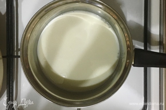 В сотейнике нагрейте молоко до появления пара над кастрюлькой.
