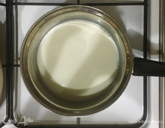 В сотейнике нагрейте молоко до появления пара над кастрюлькой.