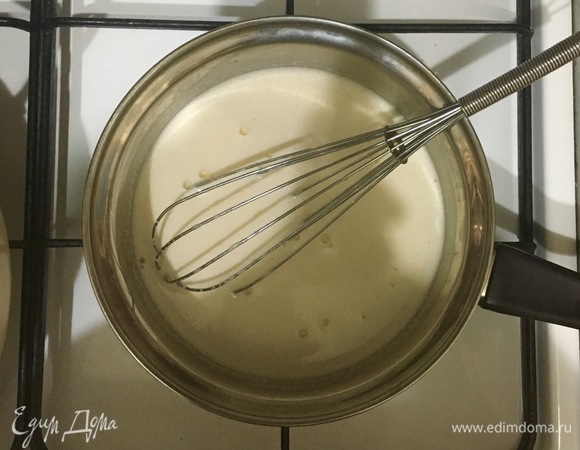 Перелейте смесь обратно в сотейник и поставьте на средний огонь. Варите крем до загустения, постоянно помешивая (около 4–5 минут).