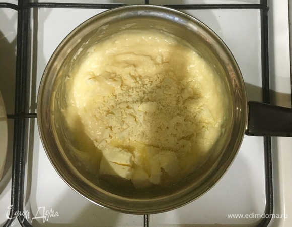 Снимите с огня, добавьте измельченный белый шоколад и сливочное масло. Перемешайте до однородности, накройте пищевой пленкой в контакт и остудите до комнатной температуры.