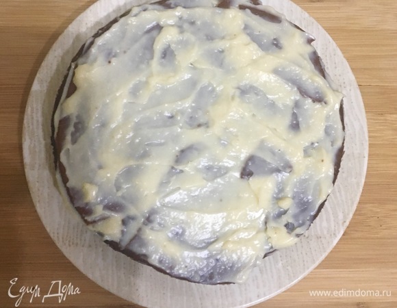 Сборка: прослоить заварным кремом все коржи. В процессе сборки тортика коржи могут ломаться. Это не страшно, их можно собрать, как пазл, и замазать кремом. Будет незаметно.