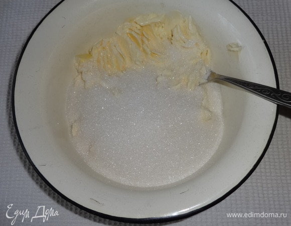 Размягченное сливочное масло растереть с сахаром и ванилином.