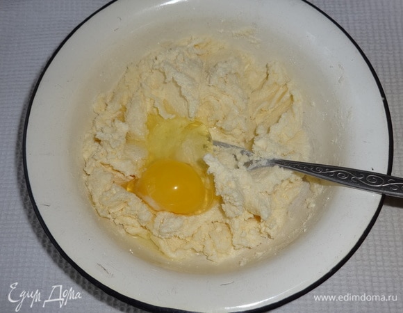 Добавить по одному яйца, продолжая перемешивать.