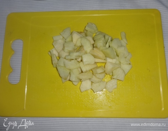 Яблоки очистить от кожуры и семенных коробочек, нарезать мелкими кубиками, сбрызнуть лимонным соком.