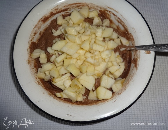Выложить нарезанные яблоки в тесто, перемешать.