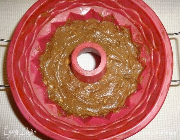  Выложить тесто в форму-кольцо. Поставить форму в духовку, разогретую до 180°C, на 50–55 минут. Готовность проверить деревянной палочкой. Готовый кекс достать из духовки, полностью остудить в форме, выложить на блюдо. Ориентируйтесь на свою духовку.