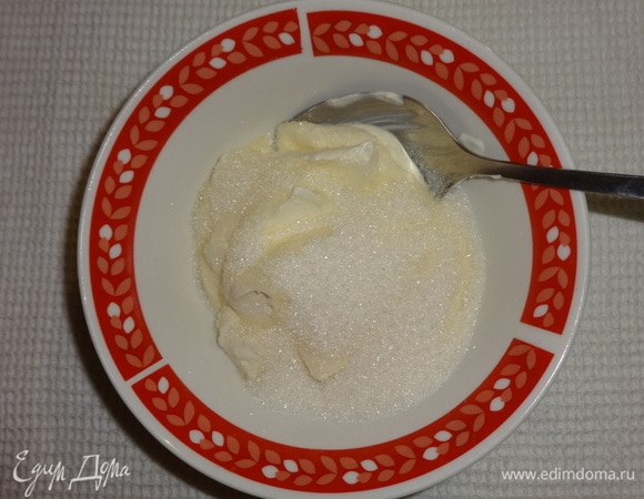 Для крема сметану взбить с сахаром.