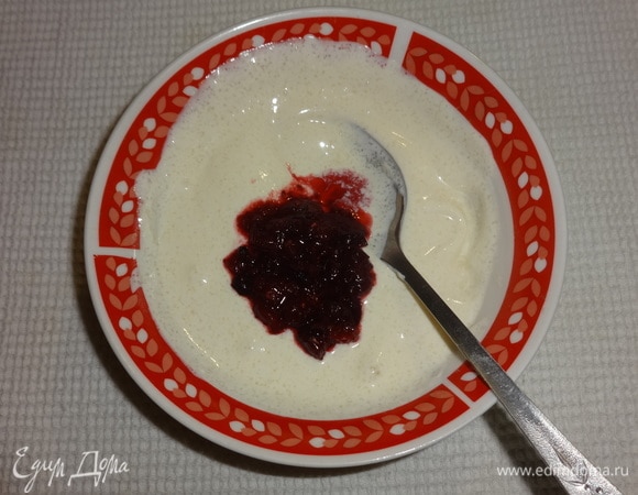 Клюкву вымыть, обсушить. Отложить 1 ст. л. клюквы, а остальную клюкву измельчить в пюре и добавить в сметанный крем, перемешать.