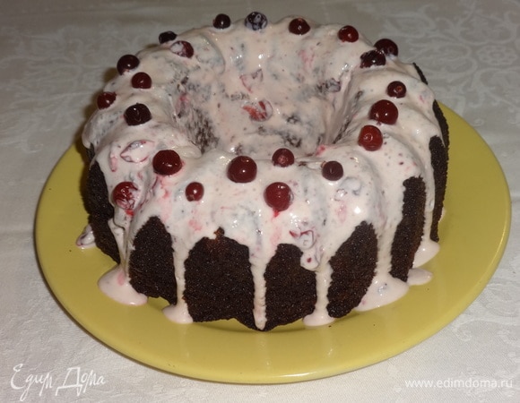 На кекс выложить сметанный крем, украсить ягодами клюквы.
