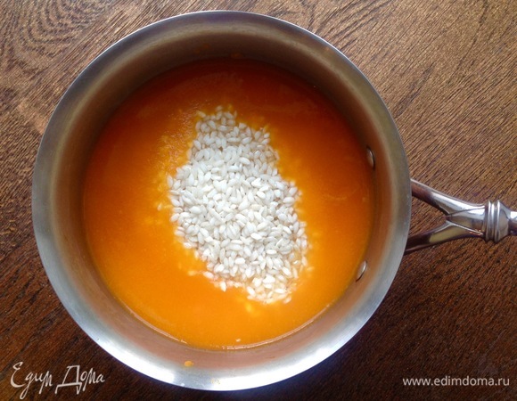 Слить воду, блендером сделать пюре из тыквы, добавить рис (я в этой каше люблю рис «Арборио»). Налить молоко. поставить вариться минут на 15–20, периодически помешивать.