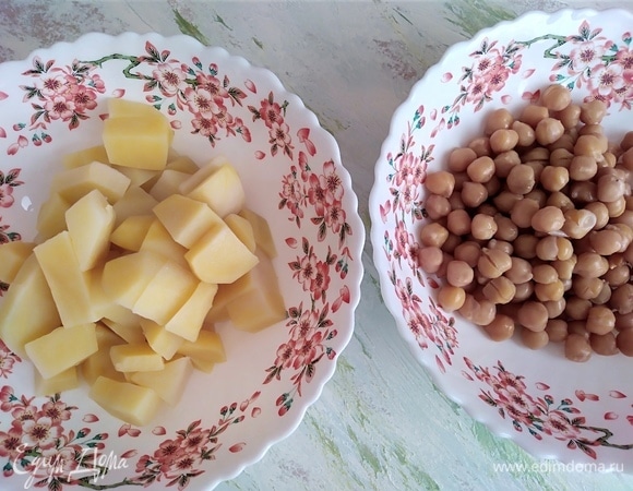 Нут и картофель отварить заранее. Картошку нарезать кубиками. Нут сварить по инструкции на упаковке. Лучше сделать это заранее, потому что варится он долго. Заменить отварной нут можно на консервированный.