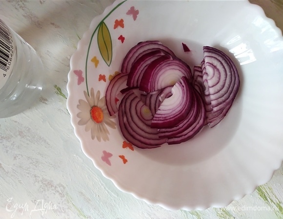 Лук нарезать полукольцами и замариновать в уксусе. Оставить на 10 минут. Уксус слить, оставить 2 чайные ложки для заправки.