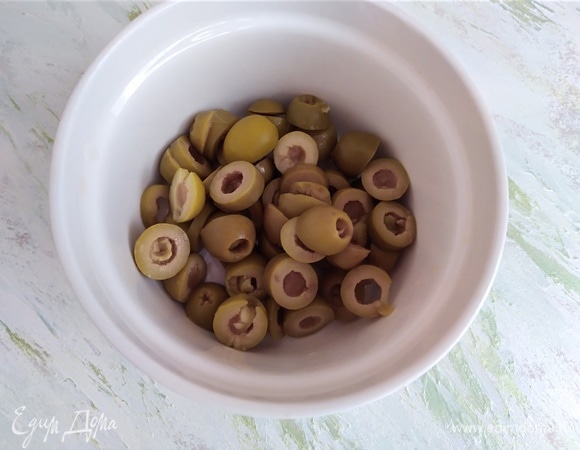 Оливки нарезать произвольно.