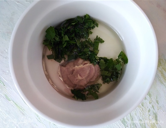 Приготовить заправку. Смешать горчицу, уксус и растительное масло. Петрушку нарезать мелко и добавить в миску.