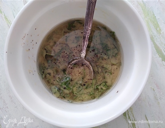 Заправку посолить и поперчить. Еще раз перемешать.