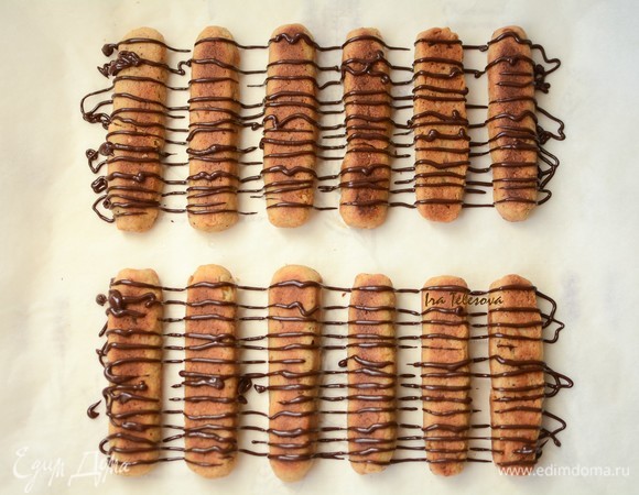 Шоколад растопить на водяной бане и с помощью шприца нанести его на печенье.