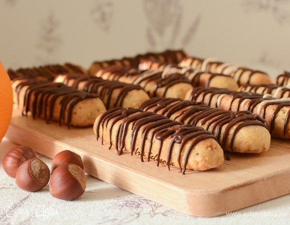 Можно иначе украсить печенье шоколадом: например, наполовину обмакнуть его в растопленный шоколад, или полить сверху. Я еще добавила несколько нитей белого шоколада на некоторые печенья.