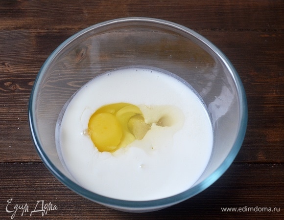 Соедините все ингредиенты для блинов.