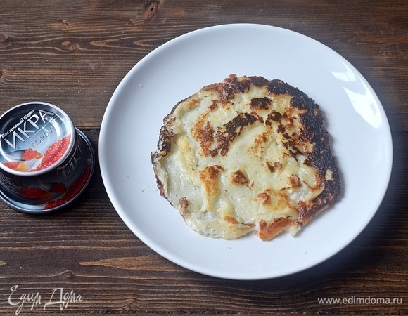 Жарьте блины, смазывая сковороду маслом.