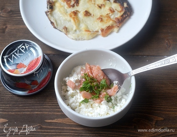 Для начинки смешайте, творог, нарезанную рыбу и укроп. Посолите по вкусу.