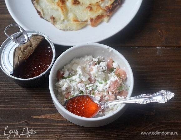 Добавьте икру и перемешайте. Начинка готова. Я использую икру красную ТМ «Восточный берег». Она сделана не из замороженного сырья и произведена в Камчатском крае.