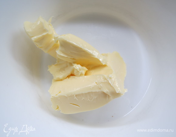 Готовим песочную основу. Яйцо и масло довести до комнатной температуры. Соединить муку и разрыхлитель, перемешать.