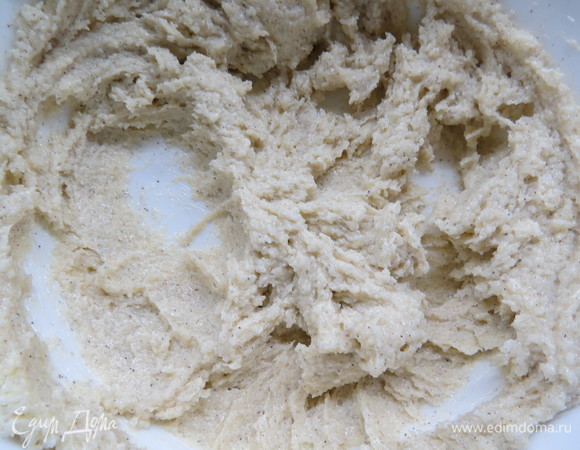 Масло и сахар выложить в чашу миксера, на средних оборотах взбить в пушистую светлую массу, при необходимости собираем массу со дна и стен чаши.