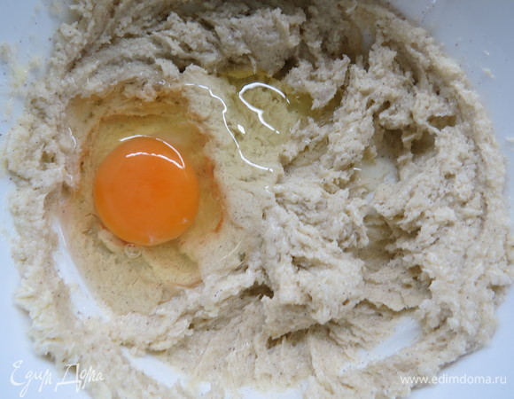 Далее добавить яйцо и ванильный экстракт, затем — соль и какао, взбить до однородности.