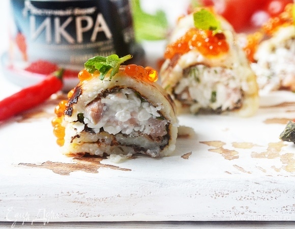 Нарежьте на порции, украсьте икрой и подавайте к столу.