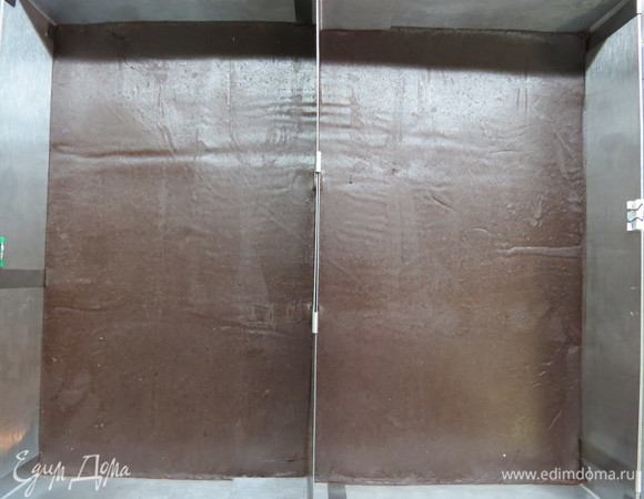 Перевернув, уложить в формы на фольгу. Не протыкать и не укладывать ничего сверху! Выпекать в заранее разогретой духовке при 180°C 10 минут. Остудить на решетке, не извлекая из форм. Оставить в формах.