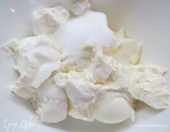 Готовим сырные начинки. Крем-чиз, рикотту и яйца довести до комнатной температуры.