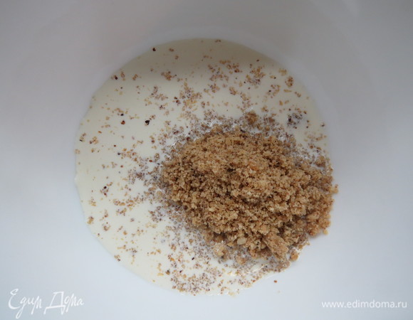 В 50 г сливок добавить карамельно-ореховую пудру, перемешать.