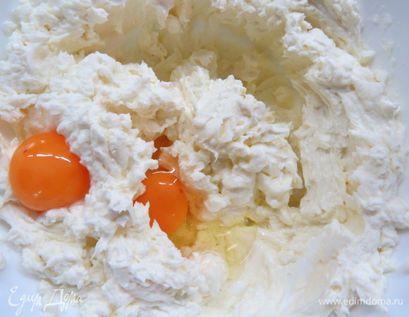 Соединить в чаше миксера рикотту, крем-чиз и сахар, взбить до однородности на низкой скорости. Добавить яйцо и желток, снова слегка смешать.