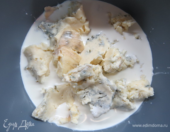 В сотейнике соединить 70 г сливок и голубой сыр, прогревать, помешивая, до однородной массы.