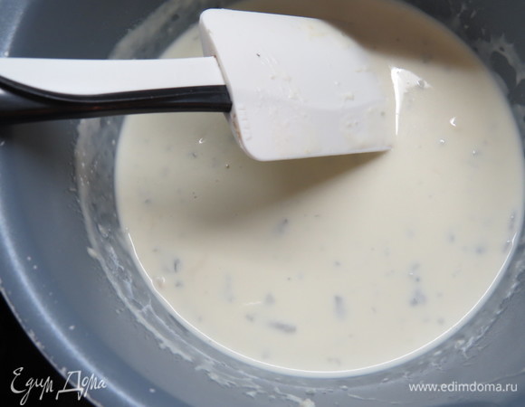 Остудить примерно до 30°C. Тонкой струйкой ввести в основную начинку, перемешать до однородности.