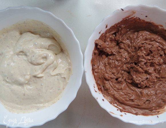 Духовку разогреть до 120°C (прогревать не меньше 20 минут). На дно духовки предварительно поставить поддон с горячей водой. Разделить пополам получившуюся сырную начинку, разлив ее по двум мискам. В первую миску добавить темный шоколад с кофе, перемешать. Во вторую ввести сливки с орехово-карамельной пудрой.