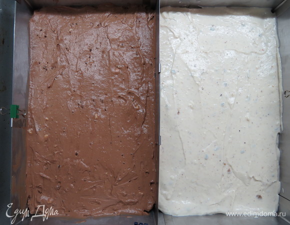 Распределить обе массы по формам. Слегка постучать о стол. Выпекать одновременно на одном уровне духовки в течение 90 минут, не открывая дверцы духовки. По окончании времени духовку выключить, оставив в ней формы еще на 20–30 минут. Извлечь чизкейки из духовки и полностью остудить до комнатной температуры. Перед сборкой накрыть каждую форму пищевой пленкой и убрать на 8–10 минут в морозильник.